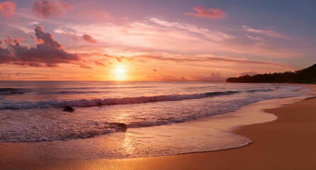 Serene Beach at Sunset &ndash; Gentle Waves and a Sky of Warm Hues