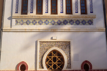 Arcos en fachada de estilo andalusí de Cuartel de Artillería de Murcia