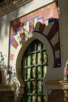 Puerta con arco de estilo andalus&iacute; en cuartel de artiller&iacute;a de Murcia