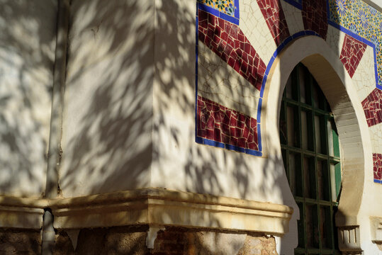 Puerta con arco de estilo andalus&iacute; en cuartel de artiller&iacute;a de Murcia