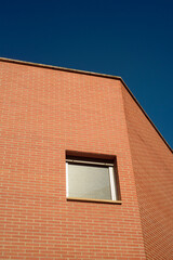 Ventana en esquina de edificio de ladrillo