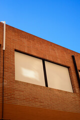 Ventanas cerradas en edificio de ladrillo rojo