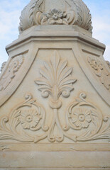 Relieve escultórico en piedra en forma de flores y adornos