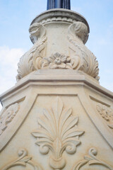 Relieve escultórico en piedra en forma de flores y adornos