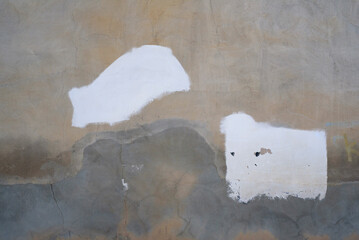 Parches de pintura y emplaste en pared de cemento