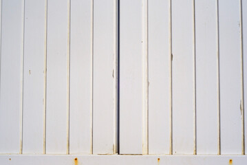 Contraventanas de madera blanca en kiosco