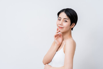 若い女性のスキンケアイメージ
