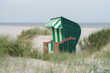 Strandkorb in den Dünen der Nordseeküste