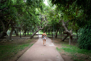 femme marchant rue parc ville Espagne 