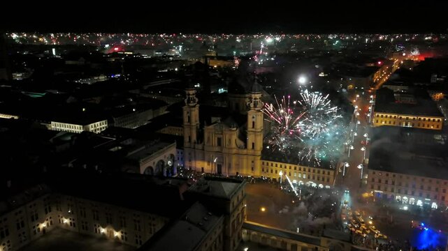Silvester Muenchen, Deutschland, Odeonsplatz Luftaufnahme. Aerial view of Munich, Germany, showcasing vibrant New Years Eve fireworks display over city center. Stadt versinkt im Funkenregen. Salute. 