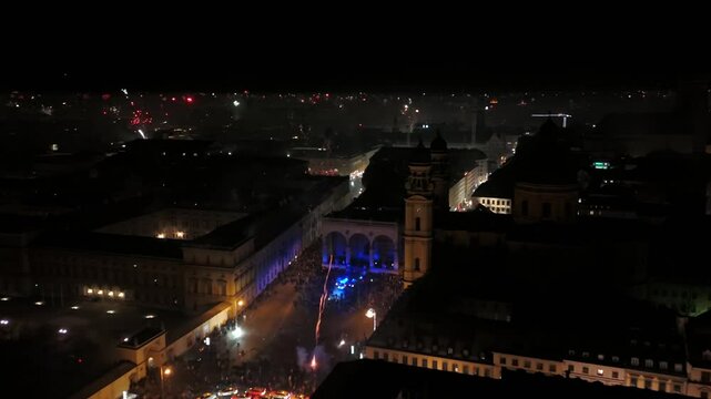 Silvester Muenchen, Deutschland, Odeonsplatz Luftaufnahme. Aerial view of Munich, Germany, showcasing vibrant New Years Eve fireworks display over city center. Stadt versinkt im Funkenregen. Salute. 