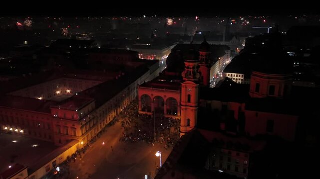 Silvester Muenchen, Deutschland, Odeonsplatz Luftaufnahme. Aerial view of Munich, Germany, showcasing vibrant New Years Eve fireworks display over city center. Stadt versinkt im Funkenregen. Salute. 