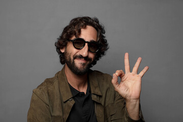 Obraz premium young bearded man wearing sun glasses