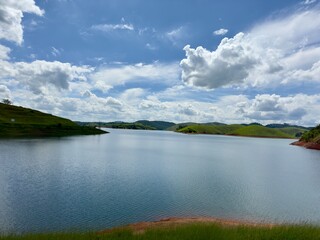 Lindo ceú azul com fundo para represa cheia de agua com cores vibrantes da natureza.