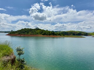 Lindo ceú azul com fundo para represa cheia de agua com cores vibrantes da natureza.