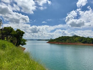 Obraz premium Lindo ceú azul com fundo para represa cheia de agua com cores vibrantes da natureza.