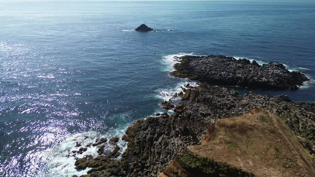 Ilh&eacute;us das Contendas ou da Mina na linha costeira da ilha Terceira nos A&ccedil;ores. Freguesia da Vila de S&atilde;o Sebasti&atilde;o 