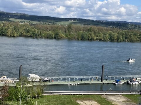 Blick von der Gemeinde Budenheim &uuml;ber den Rhein auf das Hessische Walluf
