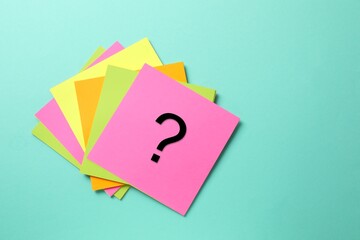Question marks written reminders tickets on color background