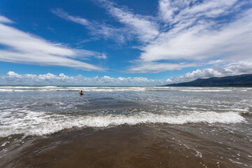 plage et femme marchant Costa Rica pacifique