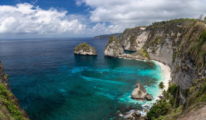Fototapeta premium Atemberaubende Küstenlandschaft auf Bali, Nusa Penida – Tropischer Strand mit Felsformationen und türkisfarbenem Wasser in Indonesien