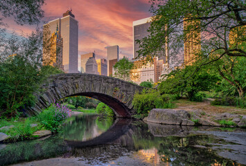 Fototapeta premium Gapstow Bridge in Central Park, summer