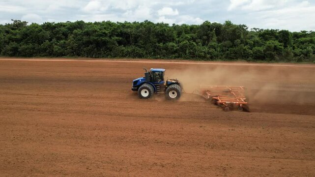 TRATOR GRADEANDO TERRA