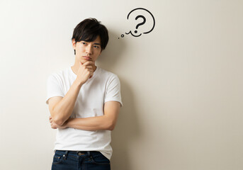 悩む男性、考えるポーズ、クエスチョンマーク、はてな、疑問符