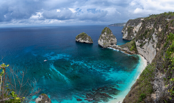 Atemberaubende K&uuml;stenlandschaft auf Bali, Nusa Penida &ndash; Tropischer Strand mit Felsformationen und t&uuml;rkisfarbenem Wasser in Indonesien