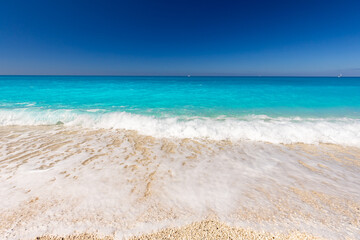 Krajobraz morski na greckiej wyspie Lefkada, Megali Petra Beach, niebieskie niebo, Morze Jońskie, tło do projektu, tapeta © anettastar