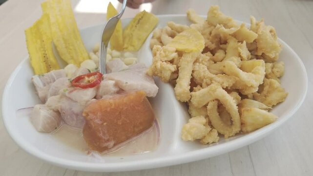 ceviche peruano con chicharron de pota