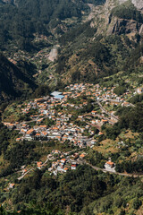 Traditionelles Dorfleben inmitten der Berge von Madeira, Portugal – Terrassenfelder und rote Ziegeldächer in beeindruckender Naturkulisse im Sommer