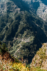 Traditionelles Dorfleben inmitten der Berge von Madeira, Portugal – Terrassenfelder und rote Ziegeldächer in beeindruckender Naturkulisse im Sommer
