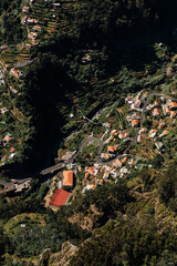 Traditionelles Dorfleben inmitten der Berge von Madeira, Portugal – Terrassenfelder und rote Ziegeldächer in beeindruckender Naturkulisse im Sommer