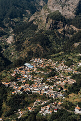 Traditionelles Dorfleben inmitten der Berge von Madeira, Portugal – Terrassenfelder und rote Ziegeldächer in beeindruckender Naturkulisse im Sommer