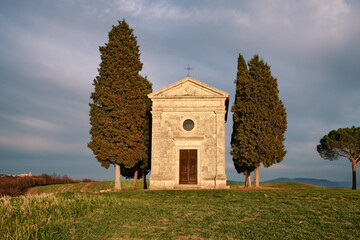 Fototapeta premium San Quirico d'Orcia, Siena, Tuscany, Italy: Chapel of the Madonna di Vitaleta, an ancient little church on the hills of the Val d'Orcia countryside