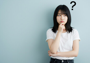悩む若い女性、考えるポーズ、はてな、疑問符
