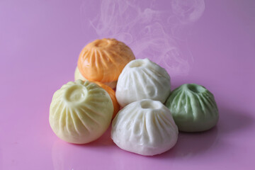 ピンク背景の中華まん