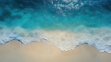 Obraz premium Aerial view of turquoise ocean wave on pristine sand shoreline