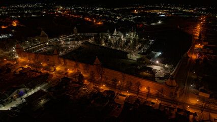 Fototapeta premium City at night with a large building in the center