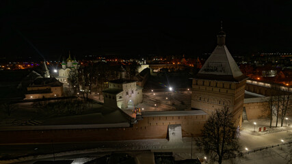 Obraz premium City at night with a large building in the center