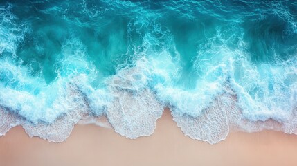 Obraz premium Aerial view of ocean waves on white sand beach