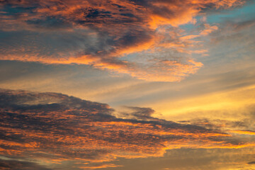 Fondo del cielo, espectacular y hermosa vista de las nubes en el cielo al atardecer, en tonos naranjas, azules y morados