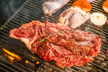 ワイルドに焼くステーキ　Grill a steak over an outdoor