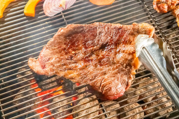 ワイルドに焼くステーキ　Grill a steak over an outdoor