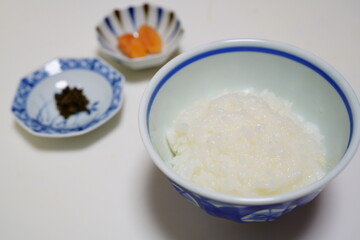 器に入ったおかゆとおかず