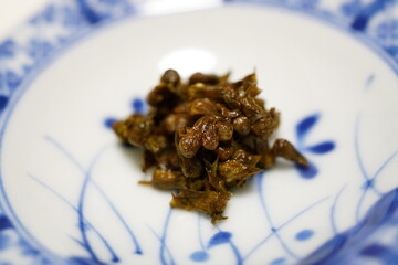 小皿に入った紫蘇の実漬け