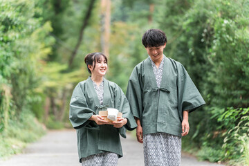 温泉旅行に来た浴衣姿のカップル・夫婦
