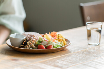 テーブルの上のワンプレートランチ・ランチプレート・プレートランチ
