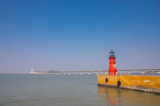Changshanwei Lighthouse is located on Nan'ao Island in Shantou, Guangdong China. Built in the late 19th century by the British.
The background is Shantou Nan'ao Bridge